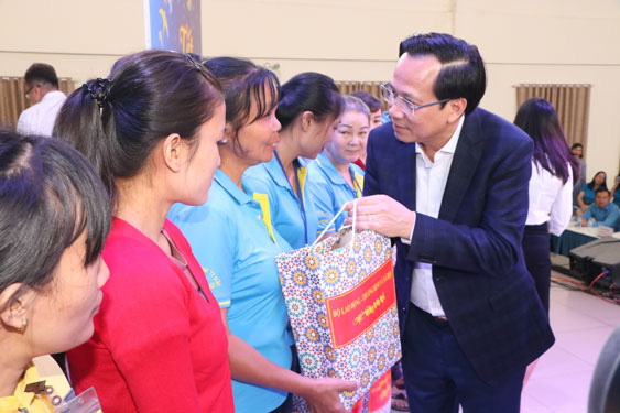 Hanoi cares for disadvantaged workers during Tet